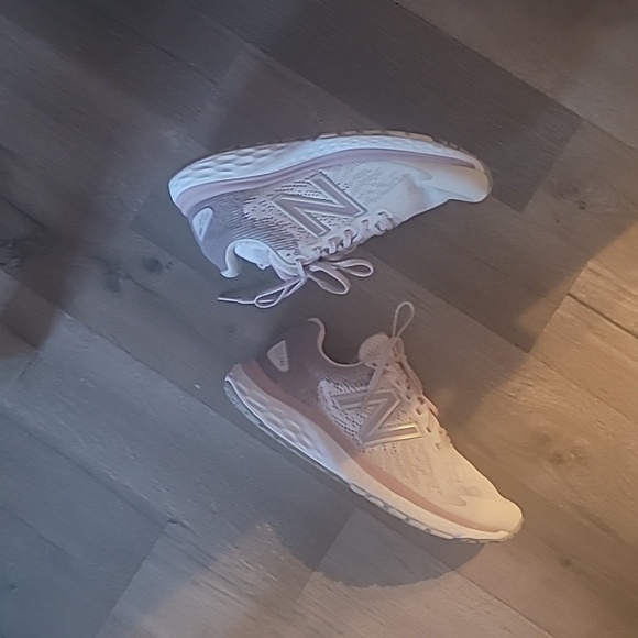 New Balance Women's Fresh Foam 680 V7 Running Sneakers Size 8 - Picture 2 of 9